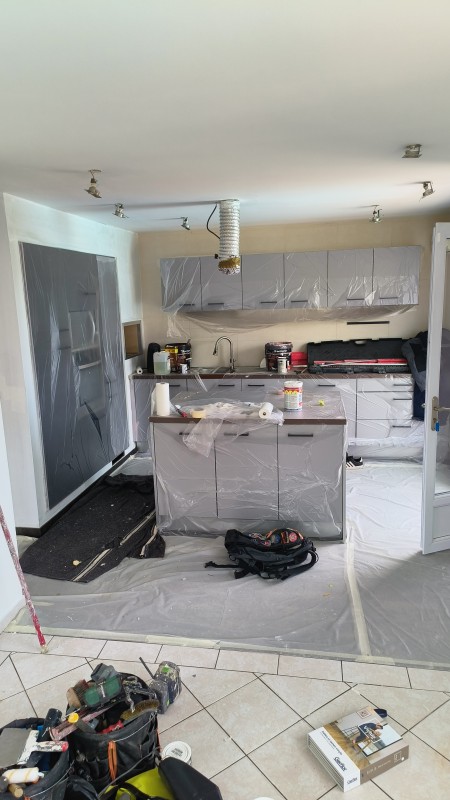 Peintre pour peinture sur faïence dans une cuisine de maison à Mérignac proche Eysines